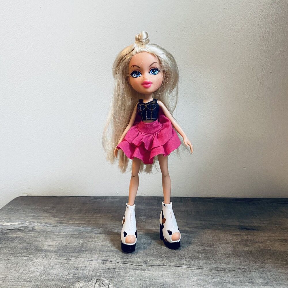 MGA Bratz Hello My Name Is Cloe Doll Freckles Original Outfit